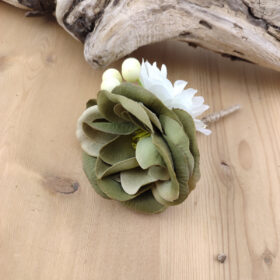 Boutonnière fleur kaki clair et ivoire