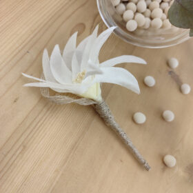 Boutonnière fleur de lys ivoire