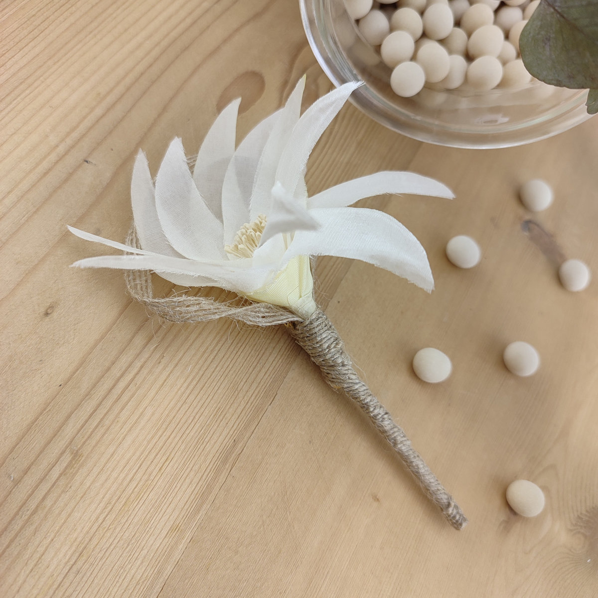 Boutonnière fleur de lys ivoire