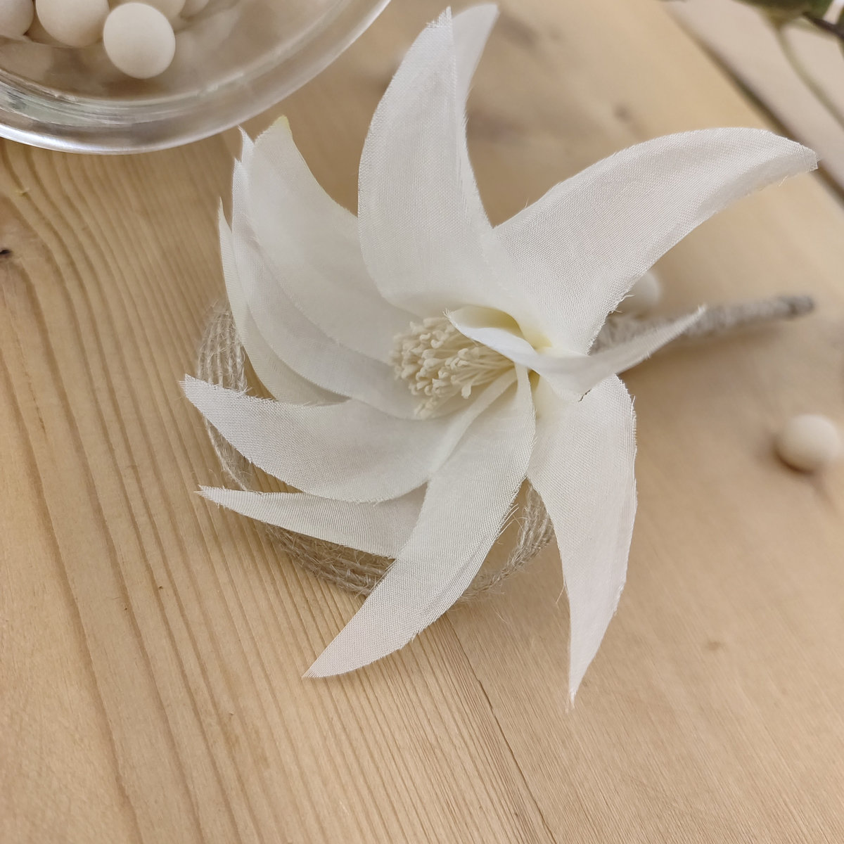 Boutonnière fleur de lys ivoire
