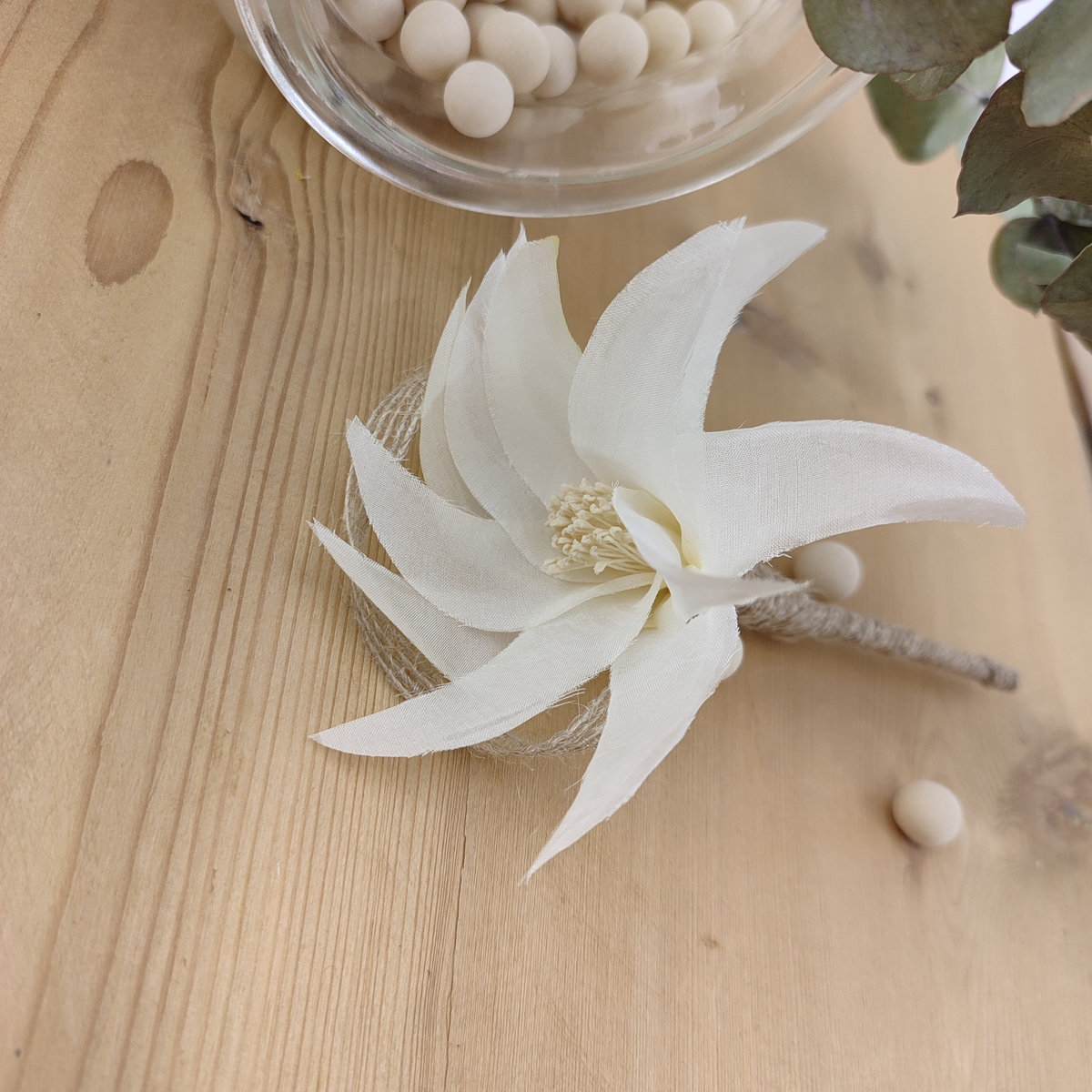 Boutonnière fleur de lys ivoire