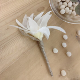 Boutonnière fleur de lys ivoire