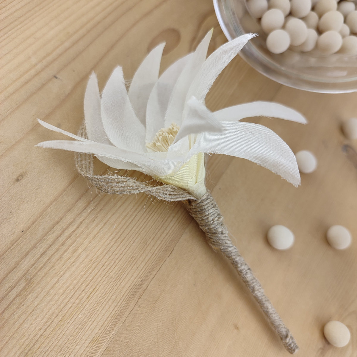 Boutonnière fleur de lys ivoire