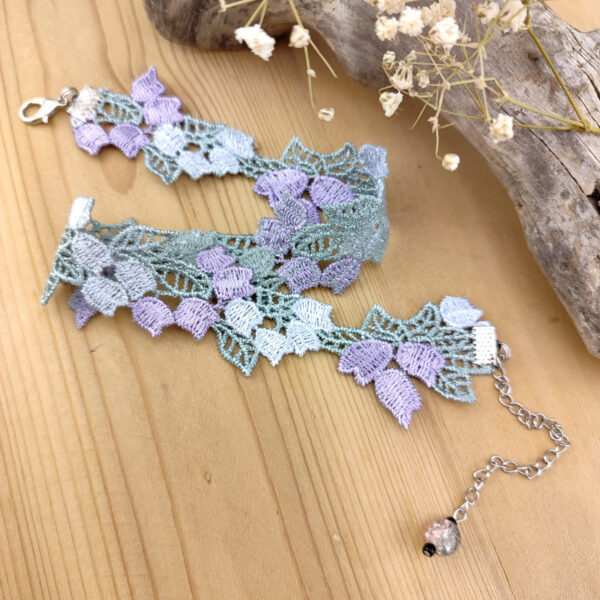 Collier lavande en guipure