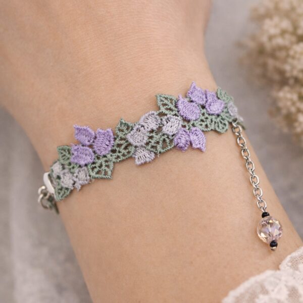 Bracelet lavande en guipure florale