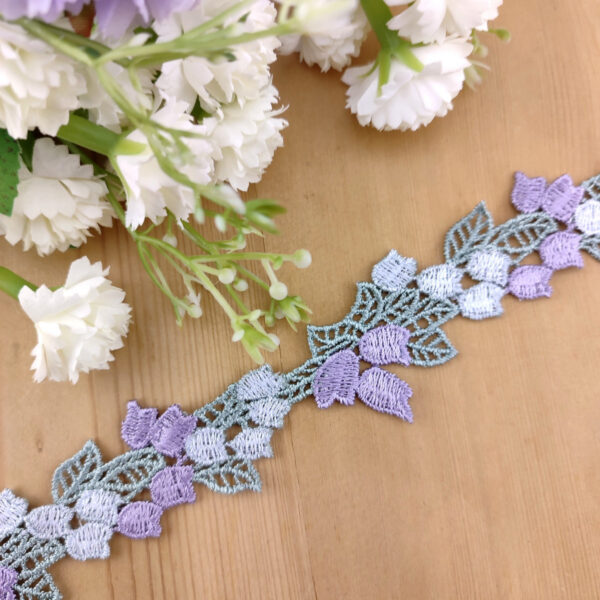 Bracelet lavande en guipure florale
