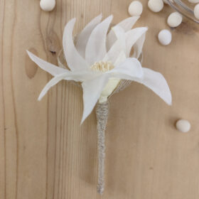 Boutonnière fleur de lys ivoire