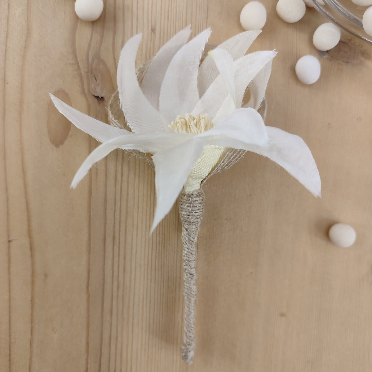 Boutonnière fleur de lys ivoire