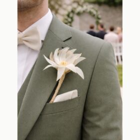Boutonnière fleur de lys ivoire
