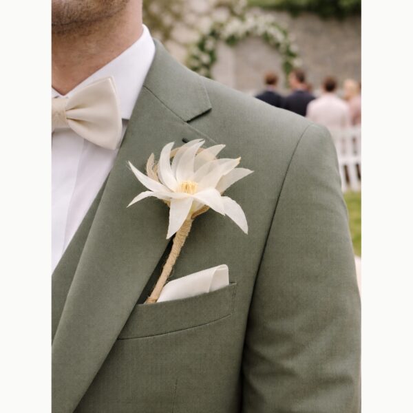 Boutonnière fleur de lys ivoire