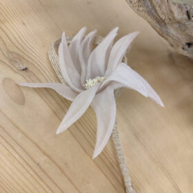 Boutonnière fleur de lys rose cendré
