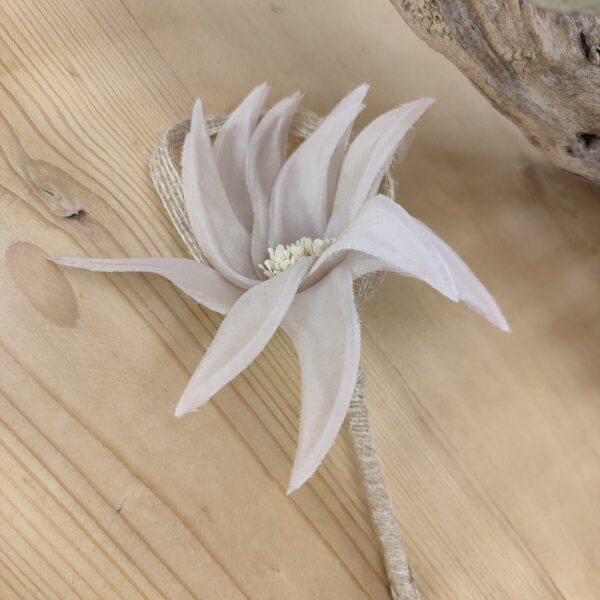 Boutonnière fleur de lys rose cendré