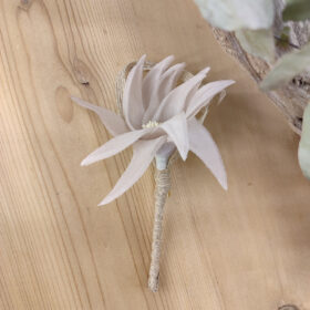 Boutonnière fleur de lys rose cendré
