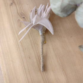 Boutonnière fleur de lys rose cendré