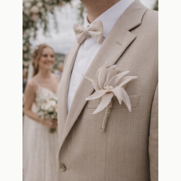Boutonnière fleur de lys rose cendré