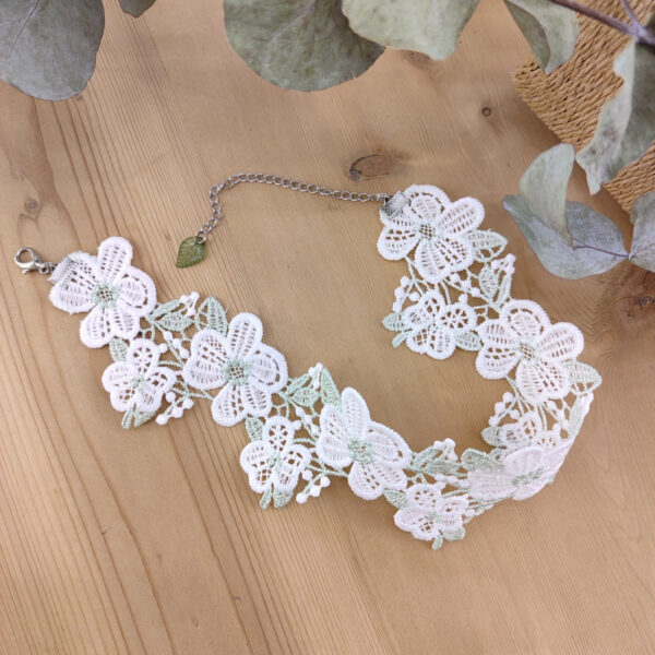Collier blanc er vert en guipure