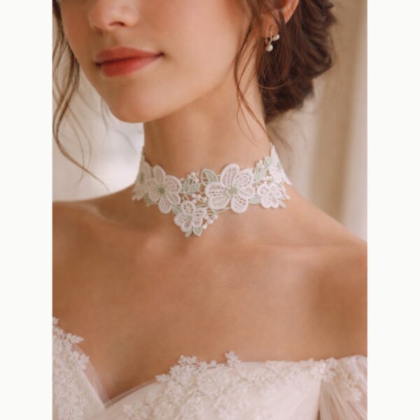 Collier blanc er vert en guipure