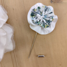 Boutonnière tissu floral vert