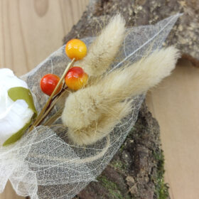 Boutonnière feuilles squelettes naturelle et rose