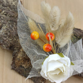 Boutonnière feuilles squelettes naturelle et rose
