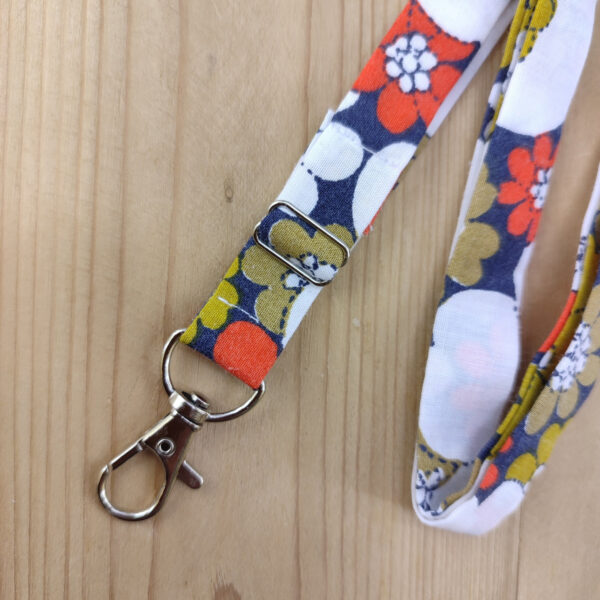 Dragonne porte badge / clés fleurs style vintage
