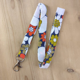 Dragonne porte badge / clés fleurs style vintage