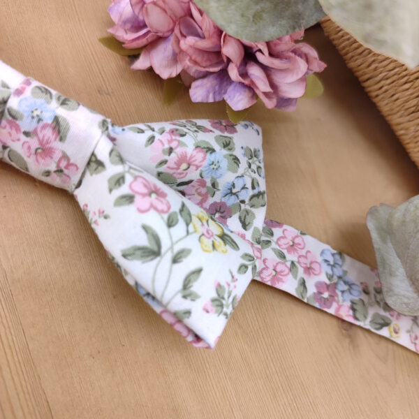 Nœud papillon Liberty dans les tons roses et sauge