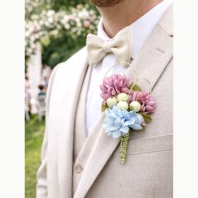 Boutonnière fleurs rose et bleue