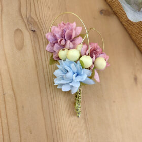 Boutonnière fleurs rose et bleue