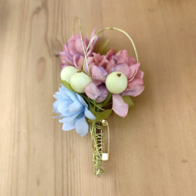 Boutonnière fleurs rose et bleue