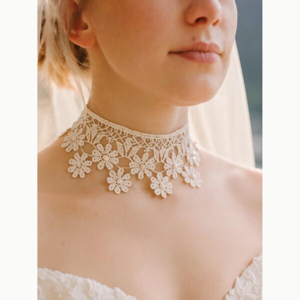 Collier dentelle perlée