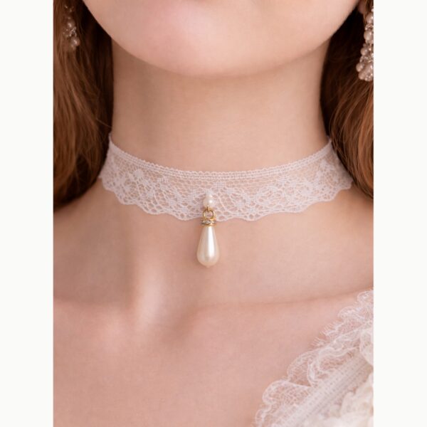 Collier dentelle avec goutte d'eau
