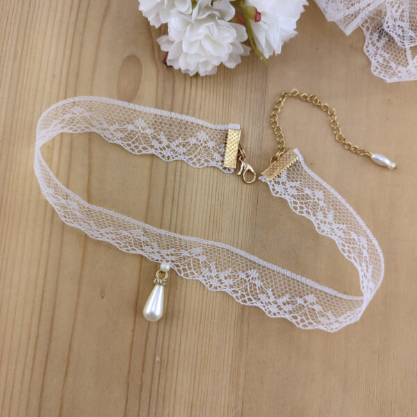 Collier dentelle avec goutte d'eau