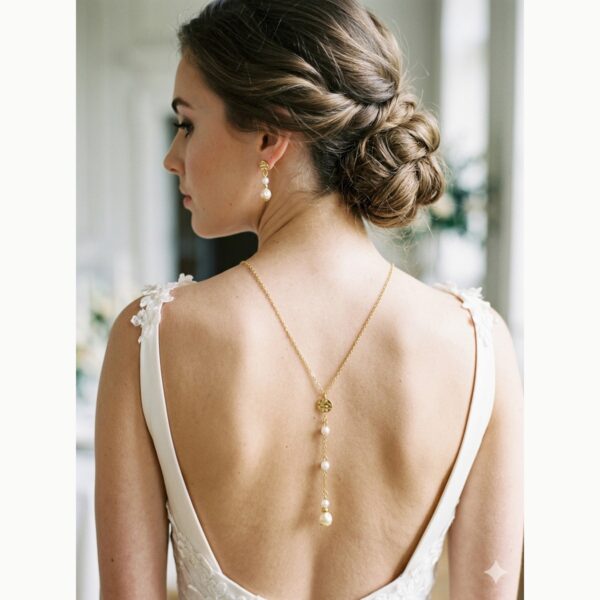 Collier de dos doré et perles baroques