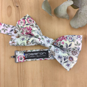 Noeud papillon double rose au feuillage vert sauge