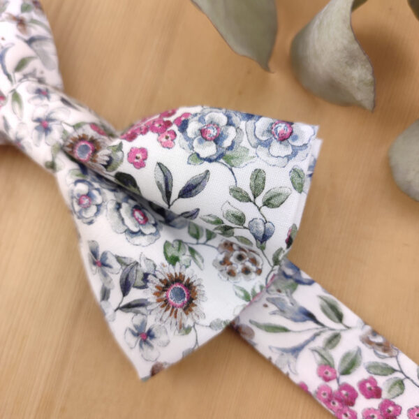 Noeud papillon double rose au feuillage vert sauge