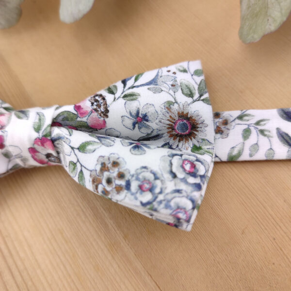 Noeud papillon double rose au feuillage vert sauge pour enfant