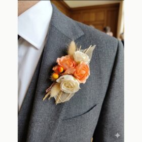 Boutonnière Homme Cérémonie – Composition Champêtre Orangée et Crème