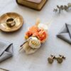 Boutonnière Homme Cérémonie – Composition Champêtre Orangée et Crème