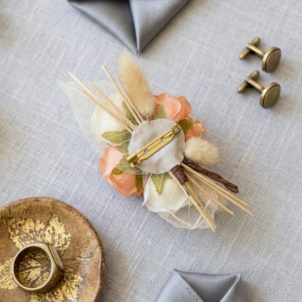 Boutonnière Homme Cérémonie – Composition Champêtre Orangée et Crème
