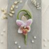 Broche boutonnière "Élégance Exotique" – Orchidée & Feuille Squelette