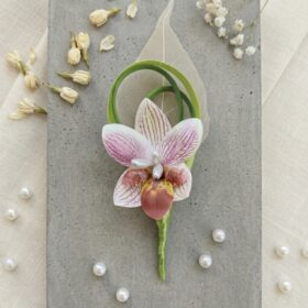 Broche boutonnière "Élégance Exotique" – Orchidée & Feuille Squelette