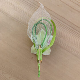 Broche boutonnière "Élégance Exotique" – Orchidée & Feuille Squelette