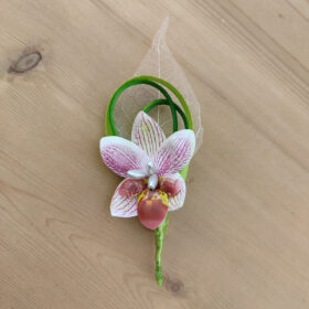 Broche boutonnière "Élégance Exotique" – Orchidée & Feuille Squelette