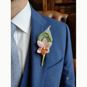 Broche boutonnière "Élégance Exotique" – Orchidée & Feuille Squelette