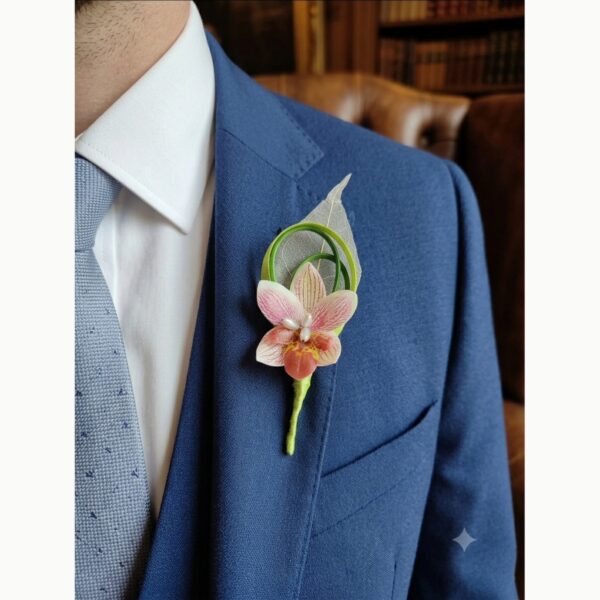 Broche boutonnière "Élégance Exotique" – Orchidée & Feuille Squelette
