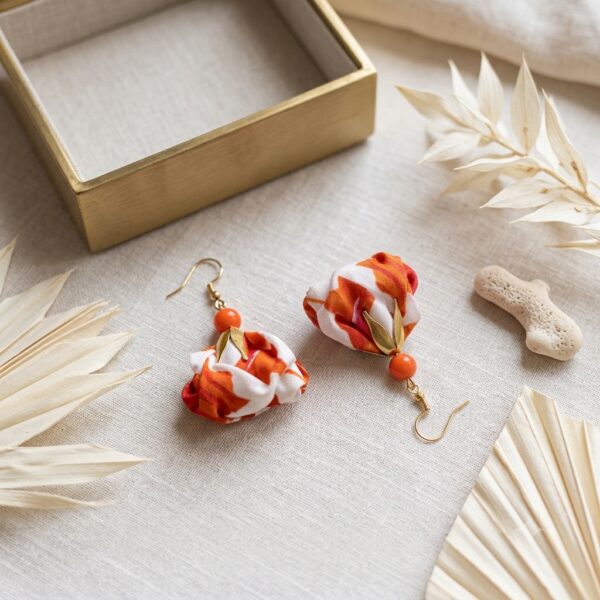 Boucles d'oreilles pendantes "Fleurs de Tissu" – Orange, Fuchsia & Doré