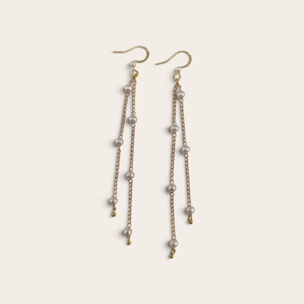 Alternative view of Boucles d'oreilles pendantes perles et chaîne et dorée