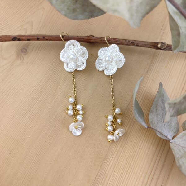 Alternative view of Boucles d’oreilles de mariée en crochet et perles