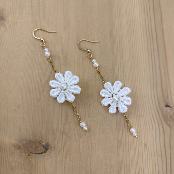 Alternative view of Boucles d'oreilles pendantes fleur en dentelle et perles